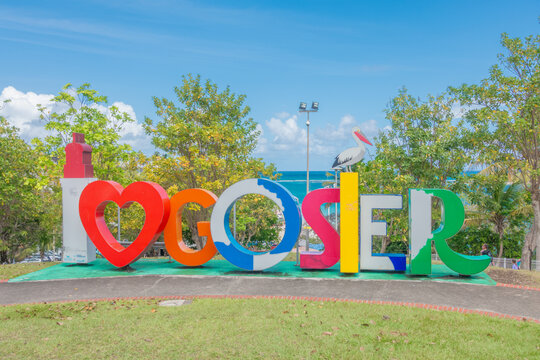 Le Gosier, Guadeloupe - 19 avril 2026 : Panneau avec des lettres color&eacute;es de la ville du Gosier en Guadeloupe.