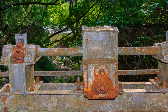 Flood gate machinery