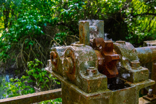 Flood gate machinery