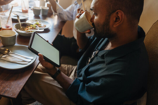 A Quiet Coffee Break with Digital Distractions
