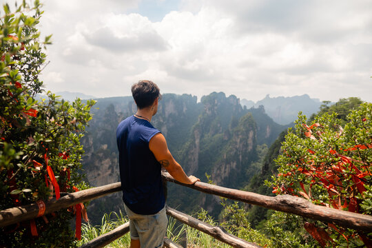 Young traveler contemplating the Avatar Mountains