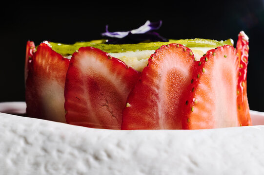 Strawberry and pistachio desseert