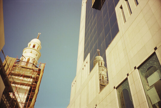 Construction and Reflection of a Mosque in Bahrain