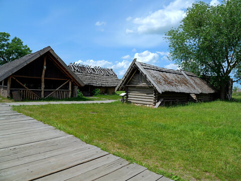 Rekonstrukcja  wczesno średniowiecznej osady    na Wolińskiej Kępie  gdzie znajduje się skansen z obiektami nawiązującymi do architektury wczesnośredniowiecznej. Otaczają je wały obronne oraz fragment