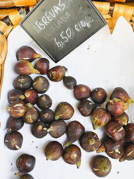 Heaped figs with natural texture and deep color