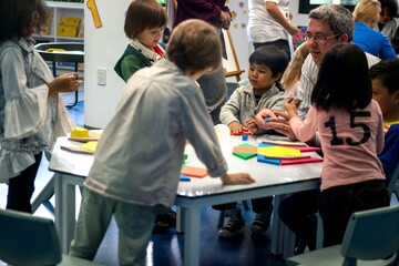 Obraz premium Children engaging in creative learning.