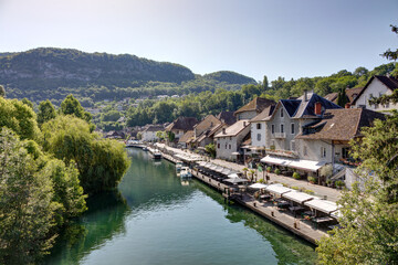 Obraz premium Vue sur le village de Chanaz dans le département de la Savoie