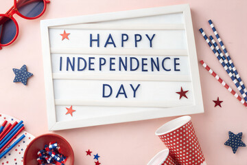 Obraz premium Happy Independence Day signboard with red white and blue decorations including stars straws and cups symbolizing American patriotism and festive celebration generative ai