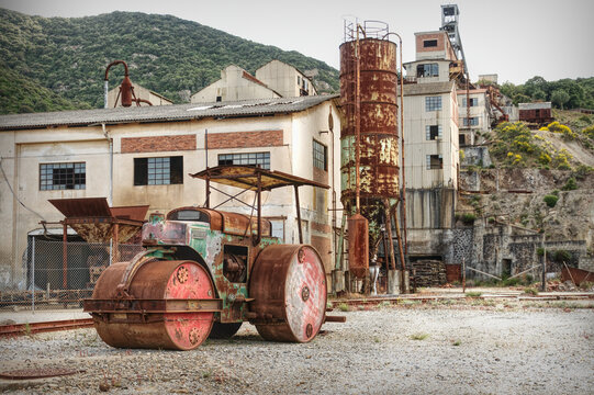 Montevecchio. macchinario e caseggiato per il trasporto e la produzione del carbone nella miniera di Guspini.