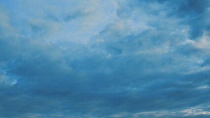 Obraz premium Dramatic Cloudy Sky Displaying Multiple Shades of Blue Throughout the Vastness of Nature