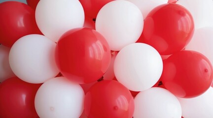 Obraz premium Many red and white balloons cluster together. Spheres create a round pattern. Dense, packed, festive decor fills the frame. Bright colors, geometric design, celebration background.