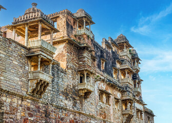 Obraz premium Rana Kumbha Palace in Chittorgarh Fort, Rajasthan, stands as a symbol of Mewar's glory, linked to Panna Dai's sacrifice and Rani Padmini's Jauhar, preserving centuries of courage and heritage.