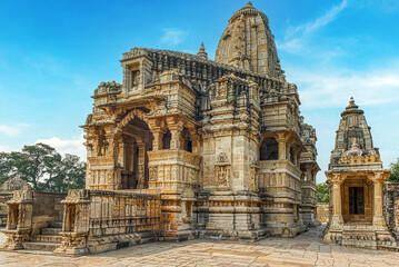 Fototapeta premium Kumbh Shyam and Meera Temples in Chittorgarh Fort, Rajasthan, celebrate Lord Vishnu and Meera Bai's devotion to Krishna, blending sacred architecture, history, and enduring spirituality.
