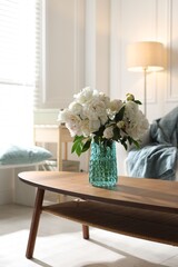 Obraz premium Bouquet of beautiful peony flowers on wooden table at home