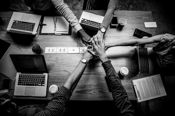 Obraz premium Teamwork collaboration around office table with laptops