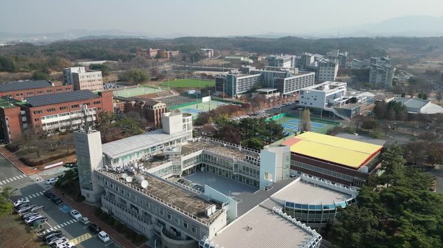 Daegu University campus building education academy landscape background 대한민국 한국 경산 대구 대구대학교 대학교 대학 캠퍼스 교정 학교 건물 건축물 교육 기관 학문 학업 연구 지식 상아탑 학생 대학생 청춘 미래 꿈 취업 진로 강의실 도서관 본관 야외 풍경 여행지 로컬 라이프스타일 활기찬 에너지 하루