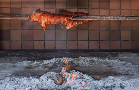 Spanferkel &uuml;ber offenen Holzfeuer, Mallorca