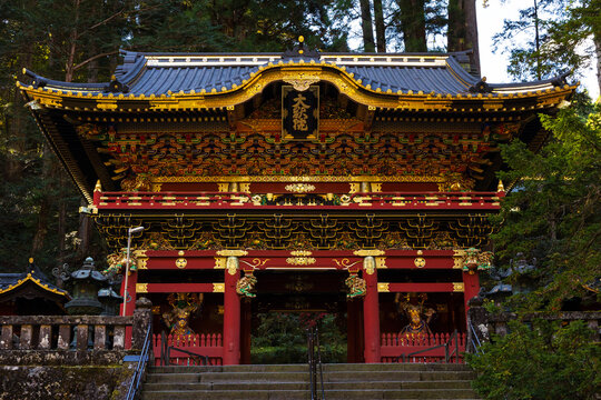日本の風景・秋　紅葉の日光　世界遺産　輪王寺大猷院　二天門