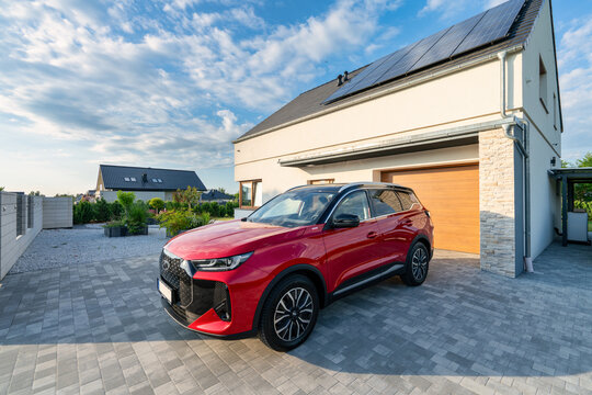 Cherry Tiggo 7 plug-in hybrid MHEV version parked on driveway of new build home in Gorz&oacute;w Wielkopolski