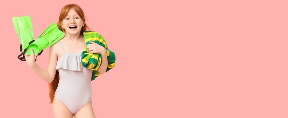 Happy red-haired girl in swimsuit holding green flippers and striped towel ready for summer vacation, she is smiling broadly, anticipating fun and recreation © Pixel-Shot