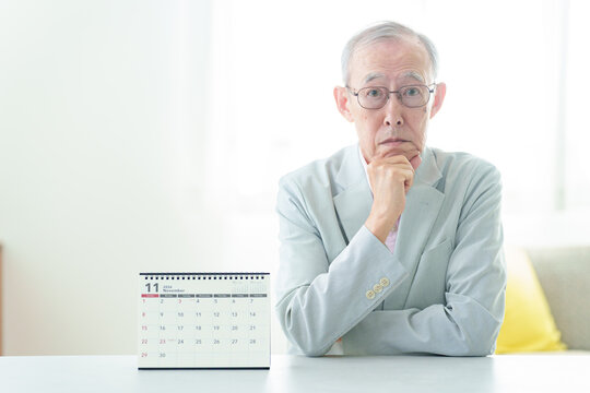 カレンダーを眺める高齢者の男性