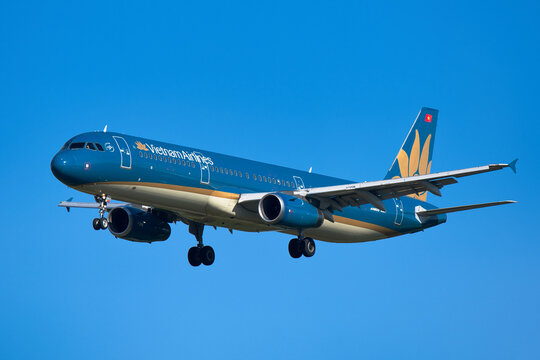 Vietnam Airlines Airbus A321-200 (VN-A336) passenger aircraft on final approach with landing gear deployed at Narita International Airport