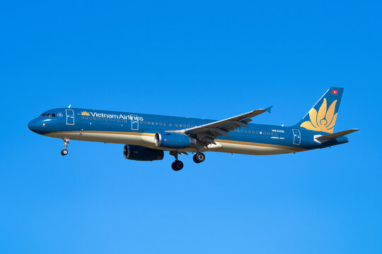 Vietnam Airlines Airbus A321-200 (VN-A336) passenger aircraft on final approach with landing gear deployed at Narita International Airport