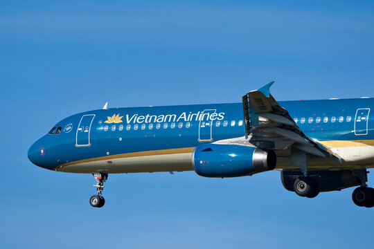 Vietnam Airlines Airbus A321-200 (VN-A336) passenger aircraft nose close-up on final approach with landing gear deployed at Narita International Airport