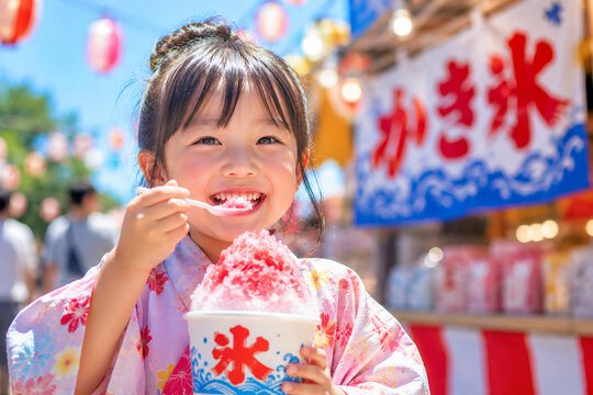 夏祭りでかき氷を食べる浴衣姿の女の子 笑顔の日本の夏風景