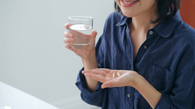 錠剤を飲む女性
