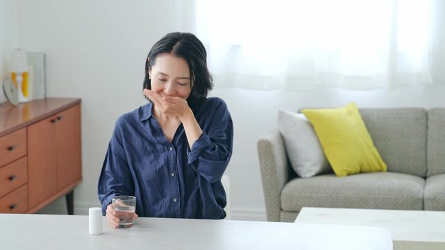 錠剤を飲む女性