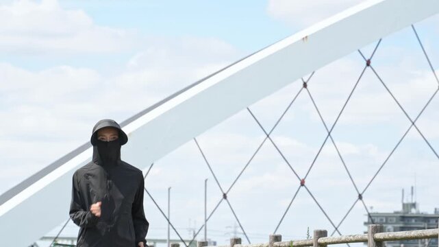 UVカットパーカーを着てウォーキングする女性