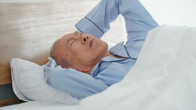 寝苦しくうなされるシニア男性