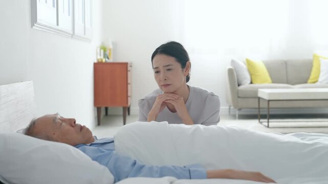 昏睡するシニア男性と悩む女性
