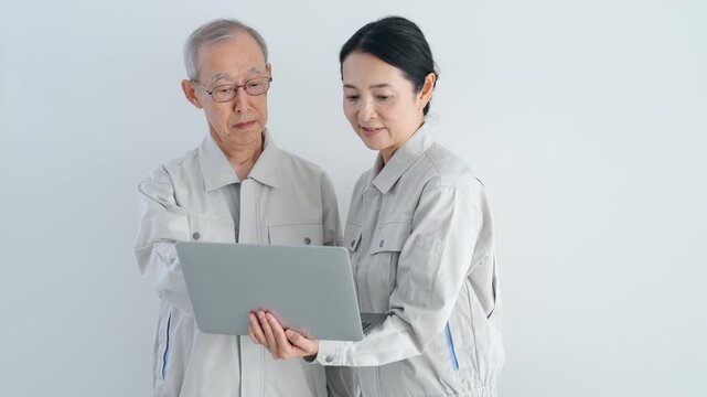 シニア、人材、シルバー、再雇用、作業員、作業服、相談、仕事、働く、経営者、社長、指示、指導、親方、職人、工場、産業、製造業、ノートパソコン、PC、IT、DX、エンジニア、技師、工事、建設、建築、施工、業者、メンテナンス、点検、検査、ベテラン、ミドル、老後、老人、中高年、高齢者、お年寄り、60代、70代、男性、日本人、女性、会話、事業承継、引き継ぎ、後継者、人物