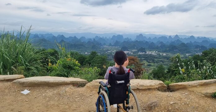 산에 올라 산을 내려다보다