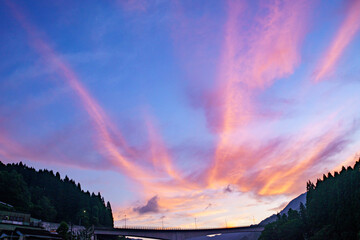 朝焼けに染まる大空と大橋 © Gottchin Nao