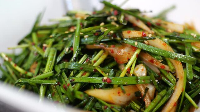 Korean traditional side dish seasoned chives Buchu muchim K-food salad 대한민국 한국 한식 부추무침 부추 겉절이 야채무침 요리 조리 과정 양념 고춧가루 참깨 주방 식당 맛집 비법 전통의 맛 고소한 풍미 깊은 향 감칠맛 아삭한 식감 반찬 채소 야채 신선식품 미식 식문화 로컬 푸드 영양식 건강식 다이어트 
