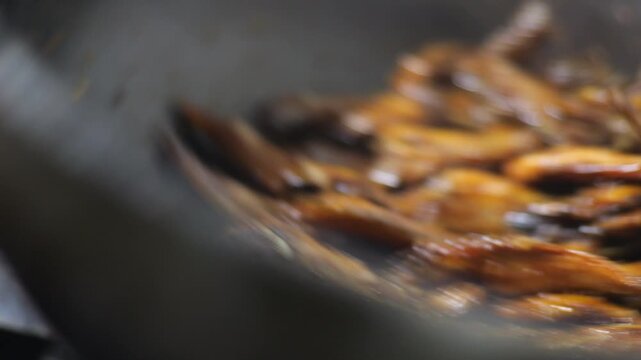 Korean traditional side dish stir fried anchovies Myeolchi bokkeum K-food cooking process 대한민국 한국 한식 멸치볶음 반찬 잔멸치 볶음 조리 과정 프라이팬 주방 식당 맛집 가정식 비법 전통의 맛 감칠맛 풍미 깊은 향 고소한 맛 단짠 아삭한 식감 채소 야채 신선식품 미식 식문화 로컬 푸드