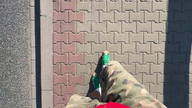 Zielone buty na drodze 