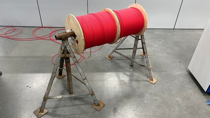 Czerwony kabel, rolka, zwój, © Maciej G. Szling
