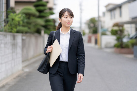 オフィスで面接官へ書類を渡す転職面接準備