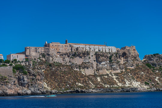 Fortezza e Abbazia di Santa Maria a Mare. Isola di San Nicola - Isole Tremiti - Foggia - Puglia - Italia