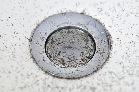 Bartstoppeln im Waschbecken