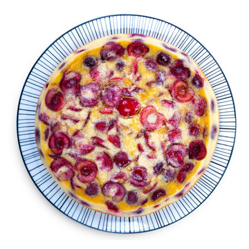 Clafoutis aux cerises traditionnel fait maison sur une assiette, vue de dessus