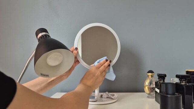 Cleaning dust from led mirror while testing light