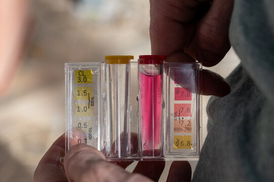 Detalle de un comparador qu&iacute;mico mostrando niveles de pH en agua de piscina, herramienta esencial para un mantenimiento eficiente.