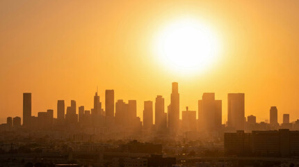 Obraz premium Heat wave urban city hot skyline sunset silhouette over hazy downtown summer sun glow dramatic light. Warming crisis climate change. cooling temperature, sun climate weather, sunlight summer