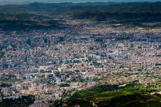 Tirana, Stadtansicht gesehen von der Seilbahnstation des Berges Dajti, Albanien, 30.05.2026 