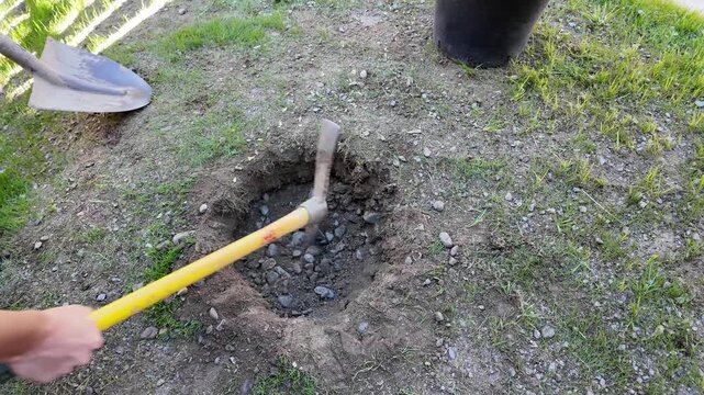 piccone scavare buco terra lavoro manuale giardinaggio